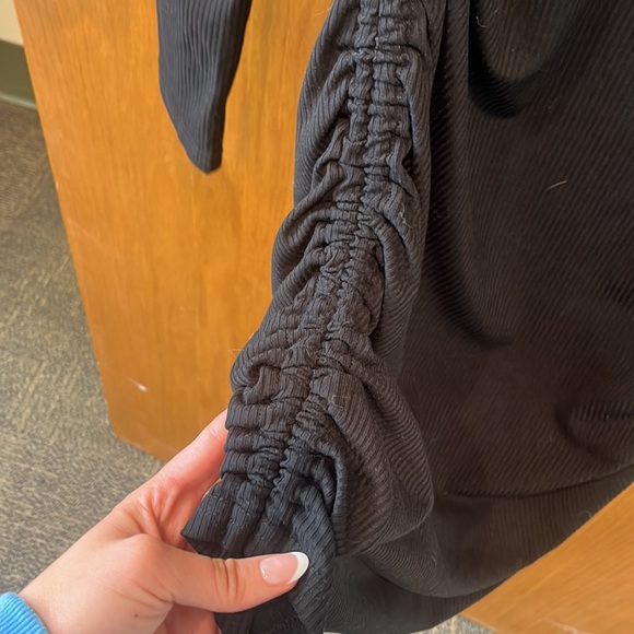 Black ribbed body con dress with side tie ruching - Picture 3 of 4